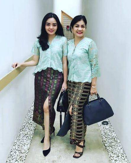 Gita dan mama (Instagram.com/gitasinaga)