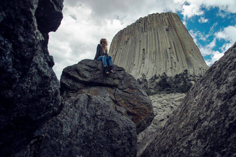 ilustrasi Devils Tower cocok menjadi lokasi panjat gunung (unsplash.com/nicolegeri)