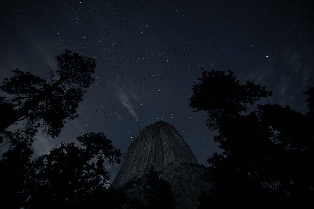 Devils Tower saat malam hari (pexels.com/robert-schrader)