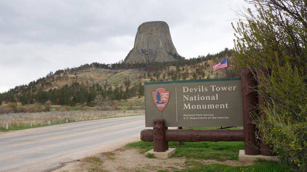 ilustrasi Devils Tower sebagai monumen nasional AS (pixabay.com/dassel)