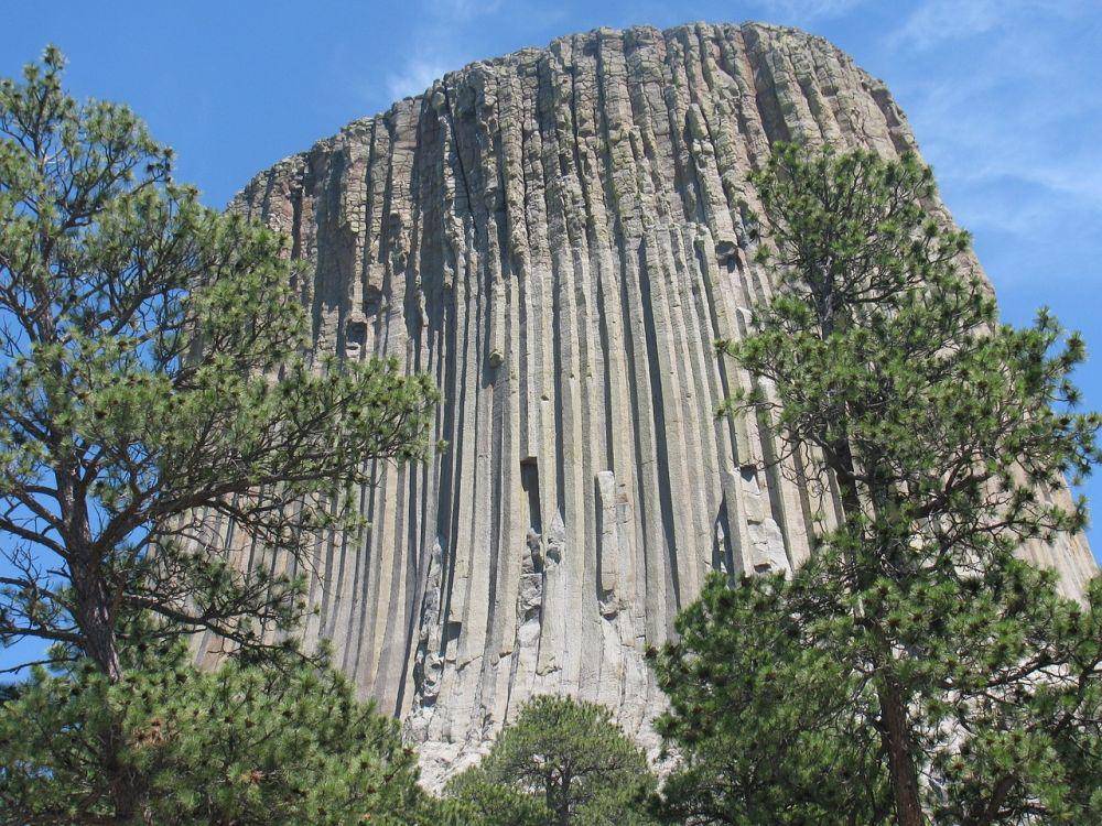 ilustrasi Devils Tower yang tidak termasuk gunung berapi (pixabay.com/bbarth)