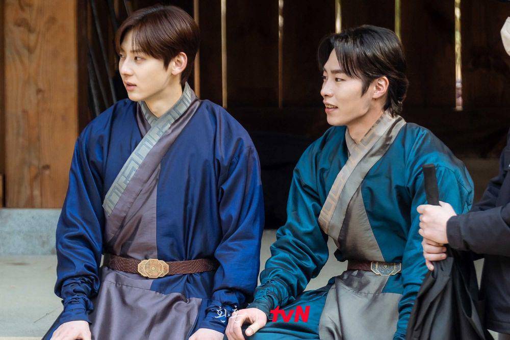 Hwang Minhyun dan Lee Jae Wook di belakang layar drama Alchemy of Souls (dok. tvN/Alchemy of Souls)