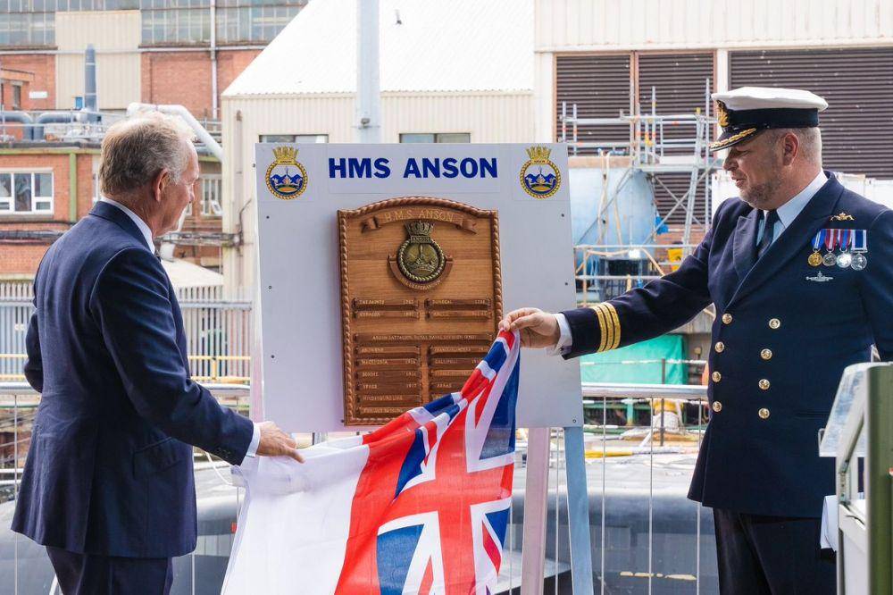 Menteri Pertahanan Inggris, Ben Wallace, saat uji coba kapal selam HMS Anson, Rabu 31 Agustus 2022. (Dok. Australia Minister for Defence)