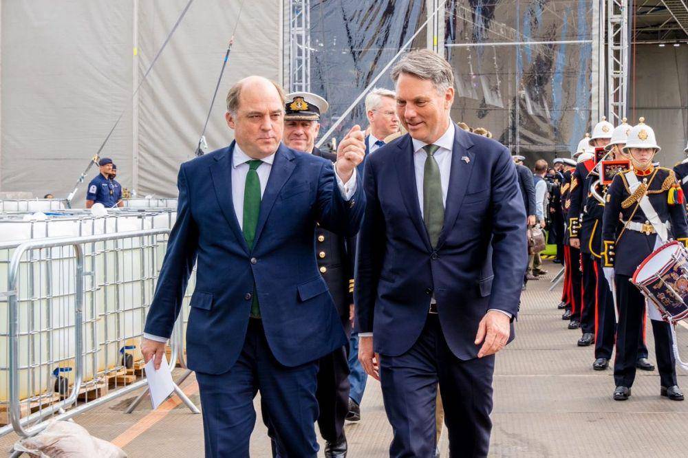 Menteri Pertahanan Australia, Richard Marles, bersama Menhan Inggris, Ben Wallace, saat menghadiri uji coba kapal selam HMS Anson, Rabu 31 Agustus 2022. (Dok. Australia Minister for Defence)