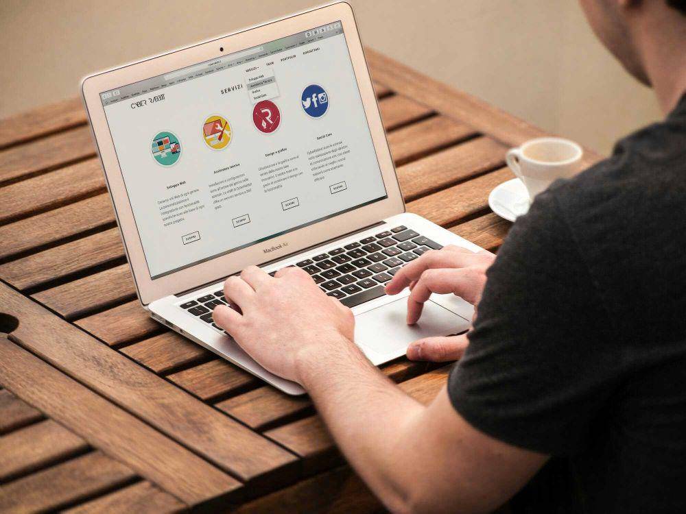 ilustrasi mengoperasikan laptop (pexels.com/Pixabay)