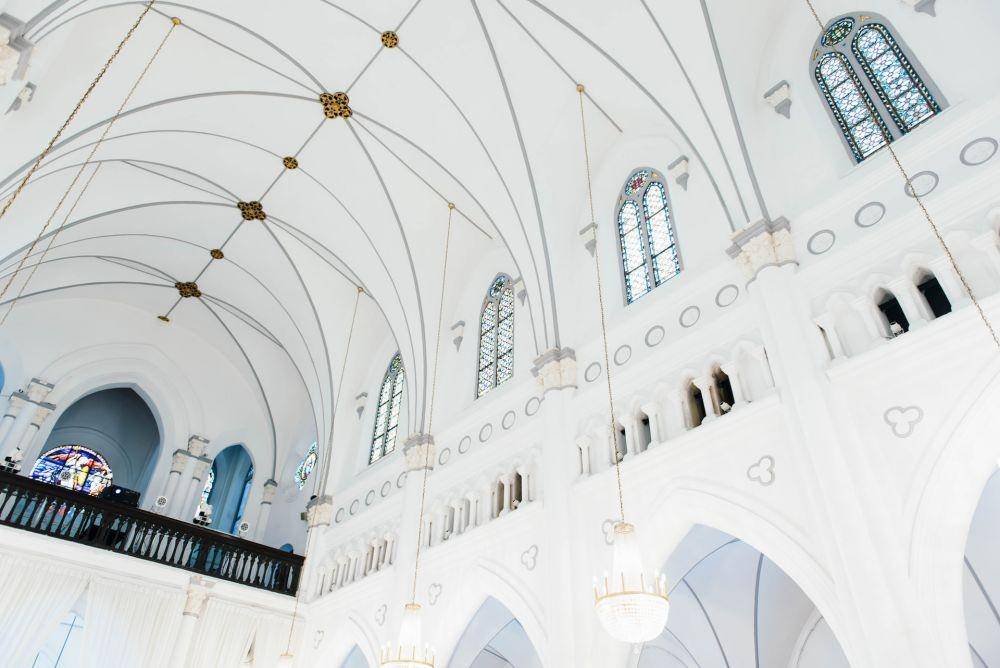 ilustrasi gereja dengan interior putih (Unsplash.com/CHUTTERSNAP)