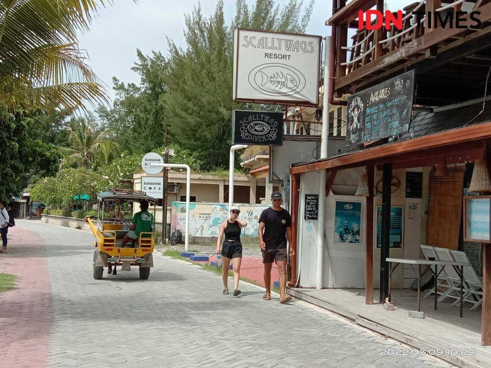 Aktivitas wisatawan di Gili Trawangan. (IDN Times/Muhammad Nasir)