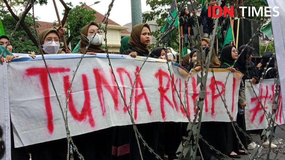 Aktivis HMI Semarang diadang kawat berduri ketika menggeruduk kantor Ganjar Pranowo. (IDN Times/Fariz Fardianto)