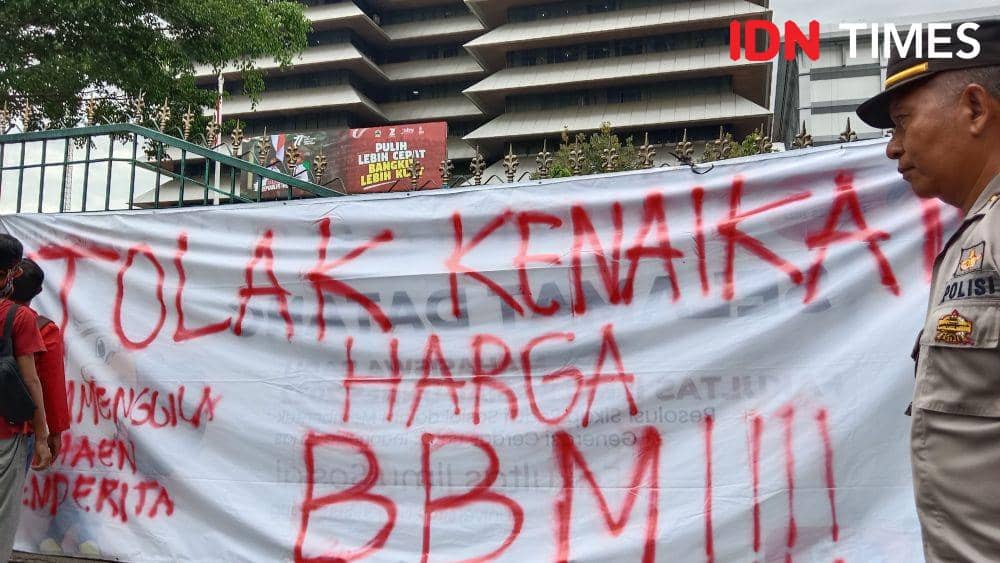 GMNI Jateng pasang spanduk penolakan kenaikan harga BBM. (IDN Times/Fariz Fardianto)