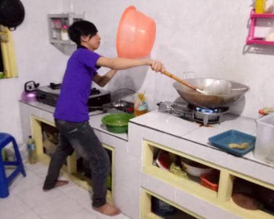 kelakuan kocak bapak-bapak saat masak (instgram.com/recehtapiviral)