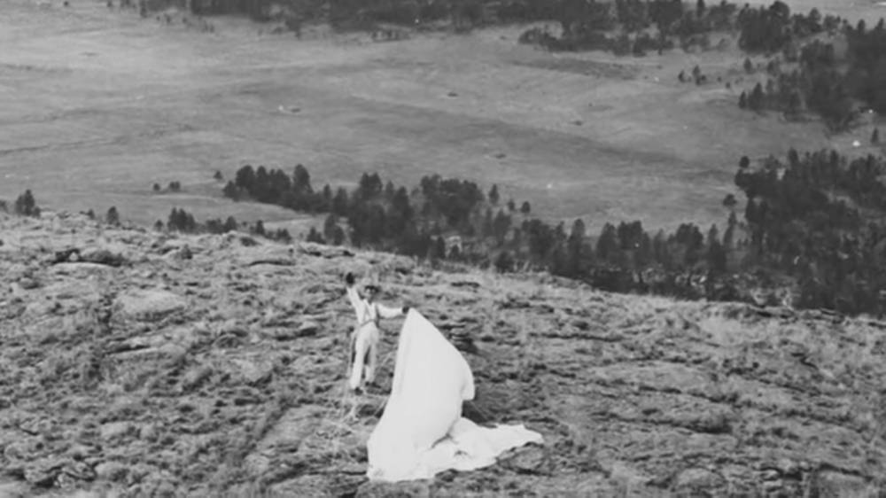 parasut George Hopkins di Puncak Devils Tower (youtube.com/Richard Carlson)