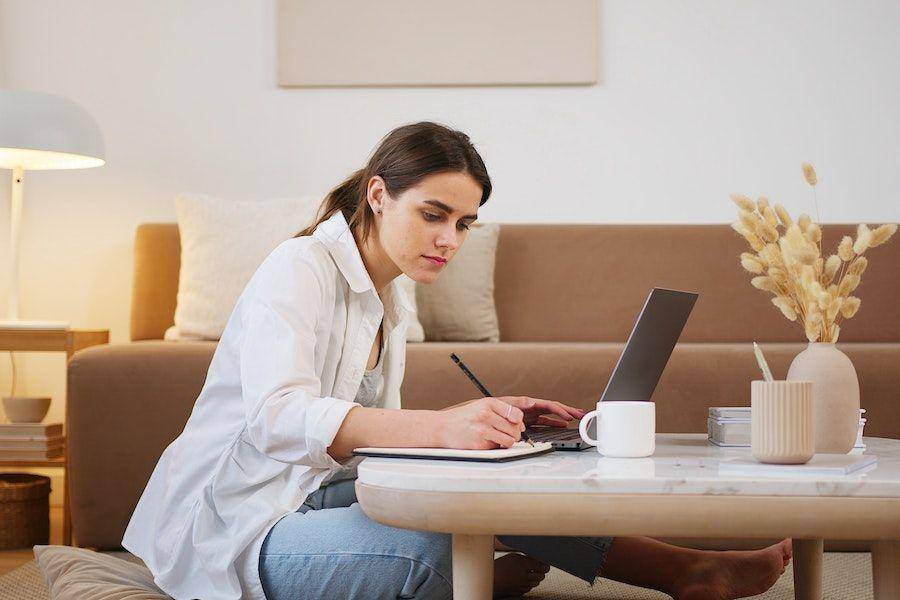 ilustrasi cewek belajar di depan laptop (pexels.com/Artem Podrez)