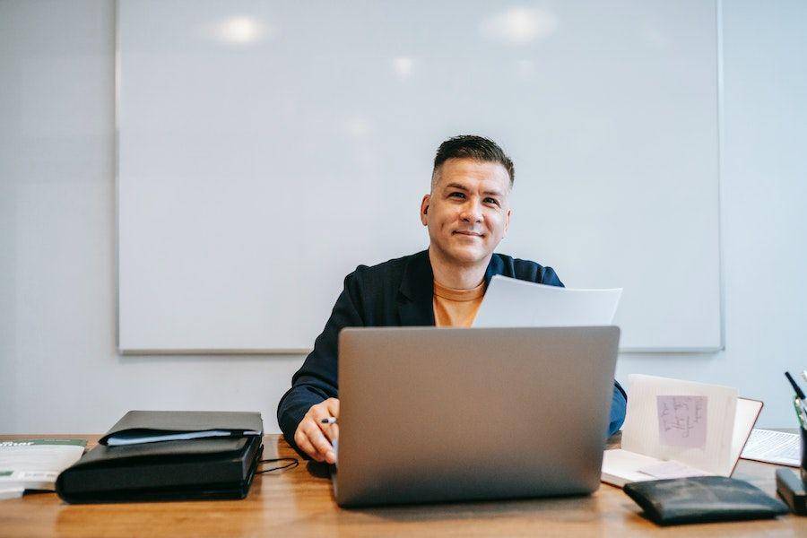 ilustrasi pria di depan laptop (pexels.com/Vanessa Garcia)
