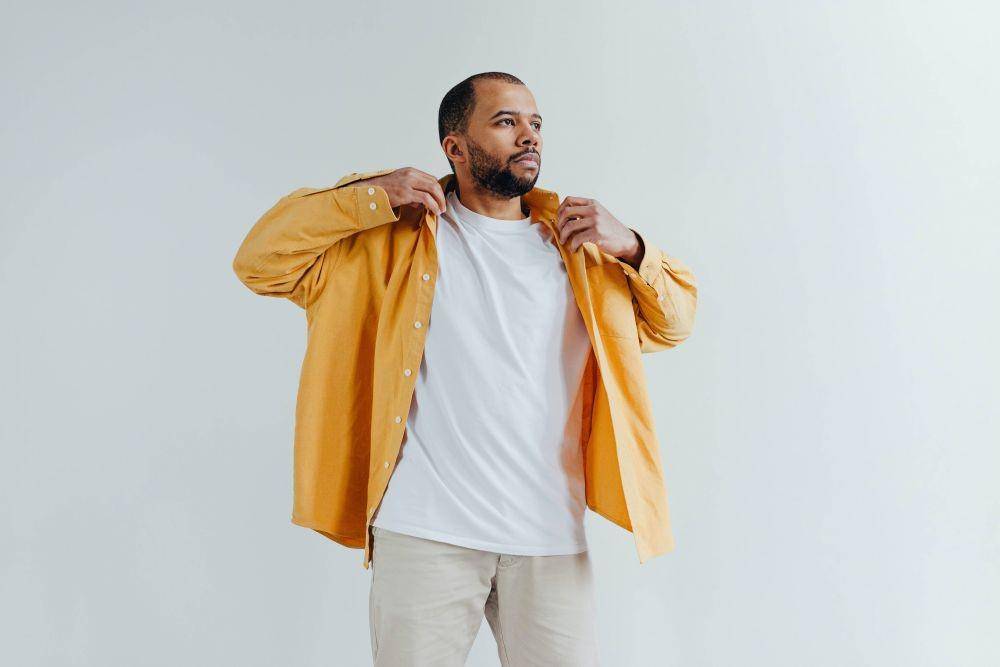 Seorang pria mengenakan jaket berwarna kuning (Pexels/VAZHNIK)