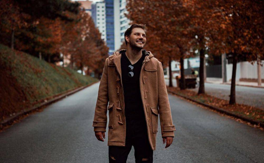 ilustrasi pria tersenyum bahagia (pexels.com/yuri manei)