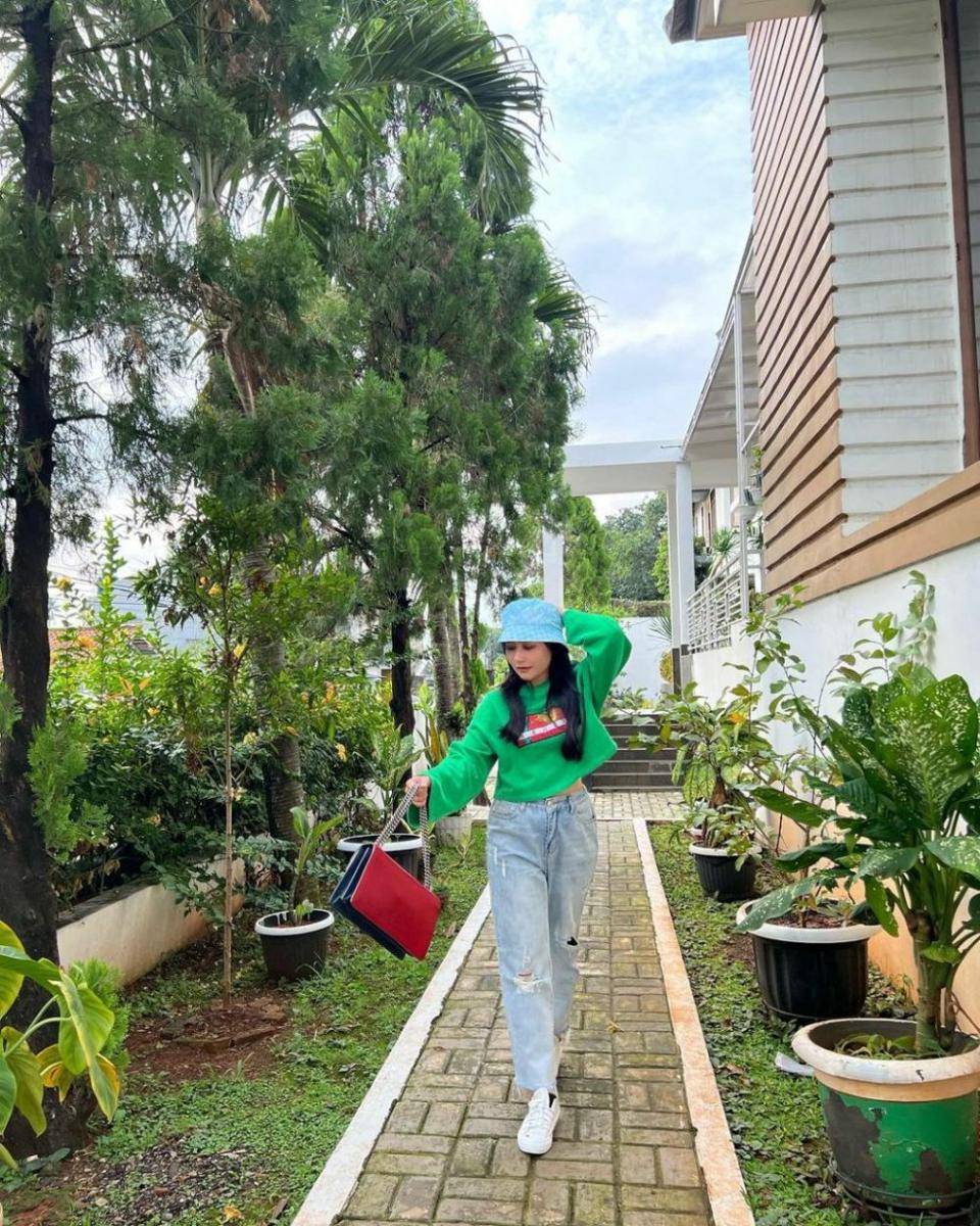 OOTD crop top sweater dan ripped jeans (instagram.com/prillylatuconsina96)