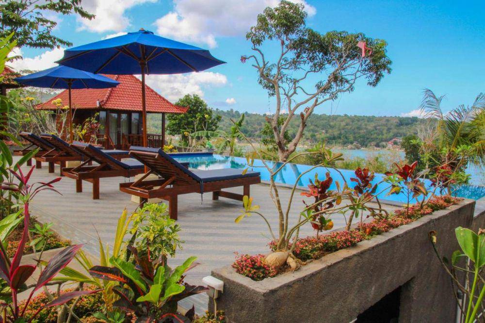 Kolam renang dan cottage (facebook.com/bukitpermatalembongan)