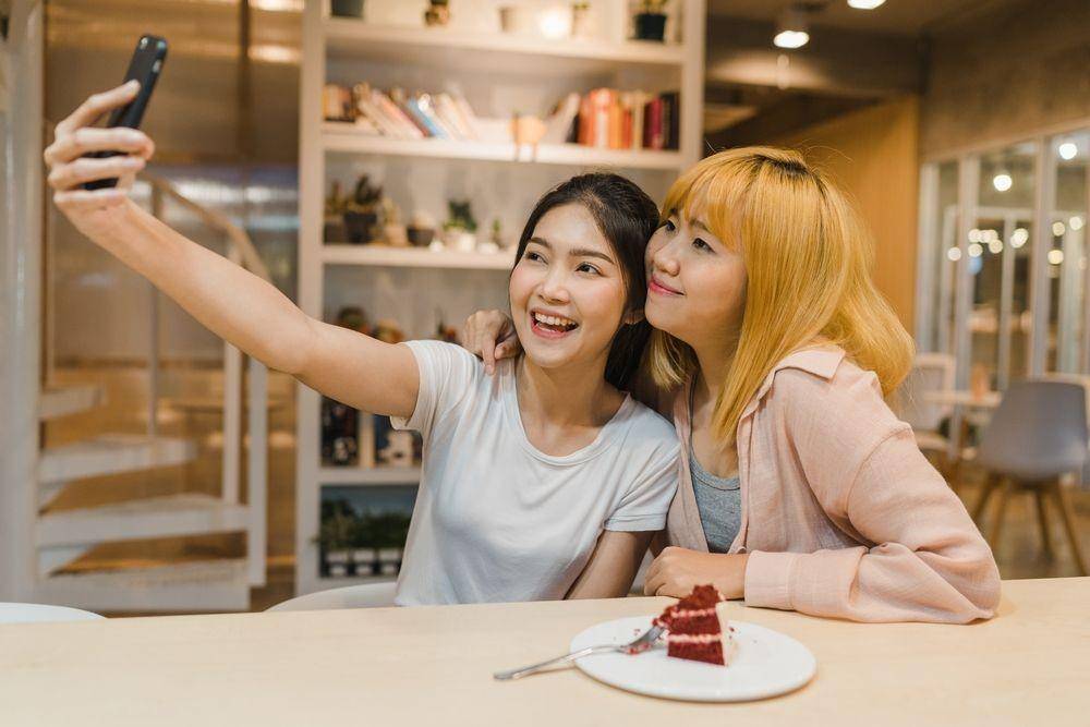 Ilustrasi cewek selfie dan foto bersama