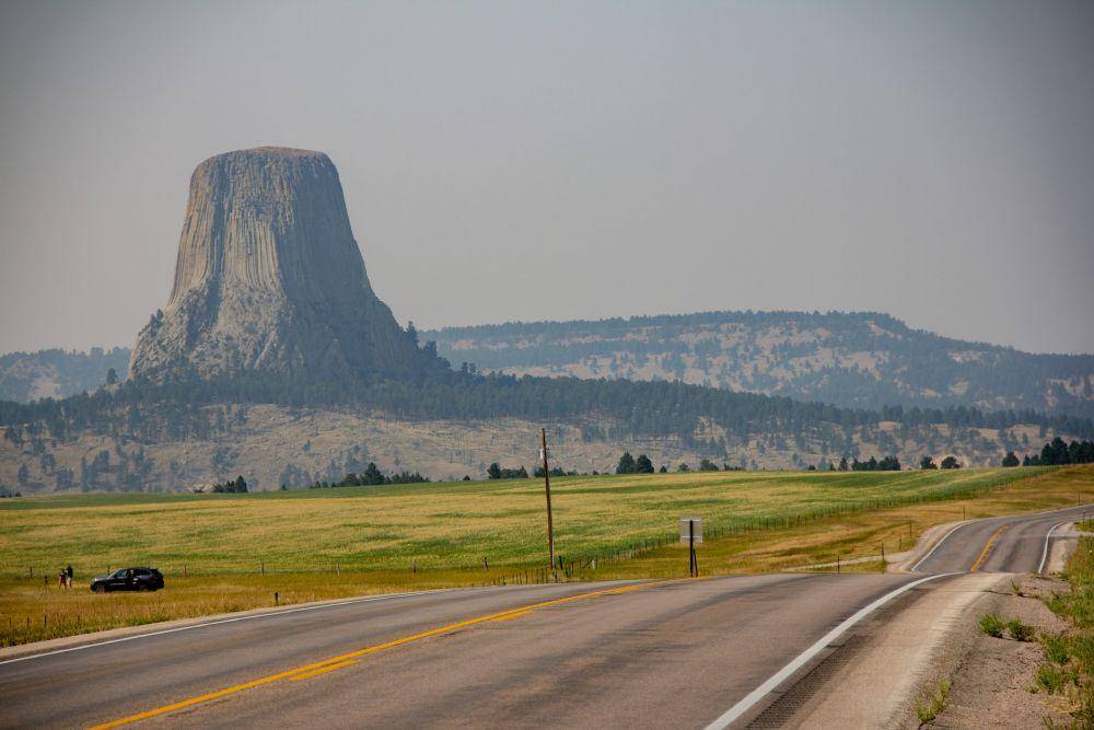 taman sekitar Devils Tower (unsplash.com/kylepetzer)