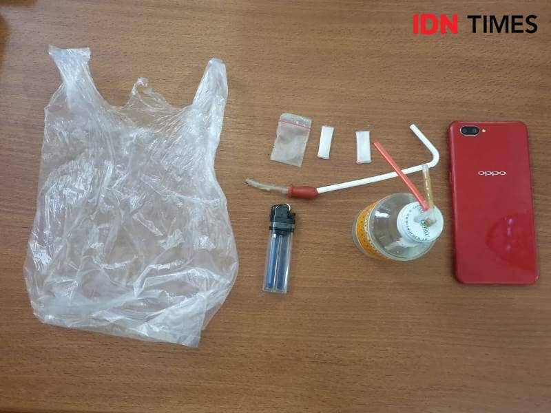 Barang bukti sabu-sabu serta lainnya milik tersangka SI warga Babulu (IDN Times/Ervan)