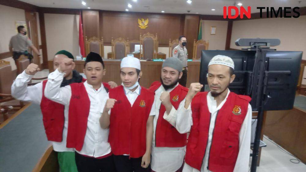 Para pengeroyok Ade Armando usai divonis hukuman oleh hakim. Foto: IDN Times/Aryodamar.