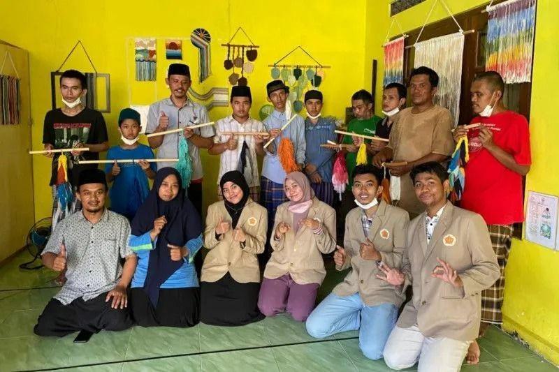 Mahasiswa UGM Ajari ODGJ di Bantul Membuat Makrame
