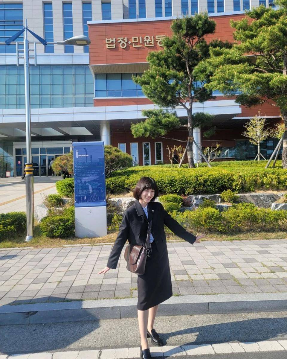 OOTD blazer dan midi skirt ala Park Eun-Bin (instagram.com/eunbining0904)