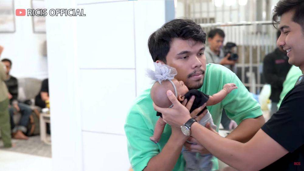 Fuji dan Thariq Halilintar asuh Moana (YouTube.com/Ricis Official/)