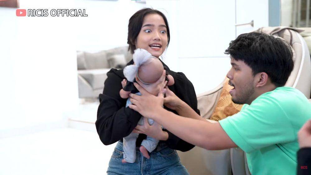 Fuji dan Thariq Halilintar asuh Moana (YouTube.com/Ricis Official/)