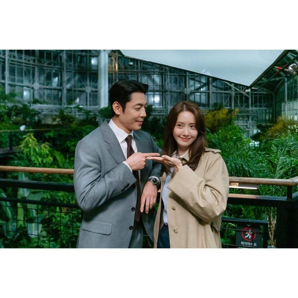 Yoona dan Kim Joo Heon di balik layar drama Big Mouth (instagram.com/limyoona__official)