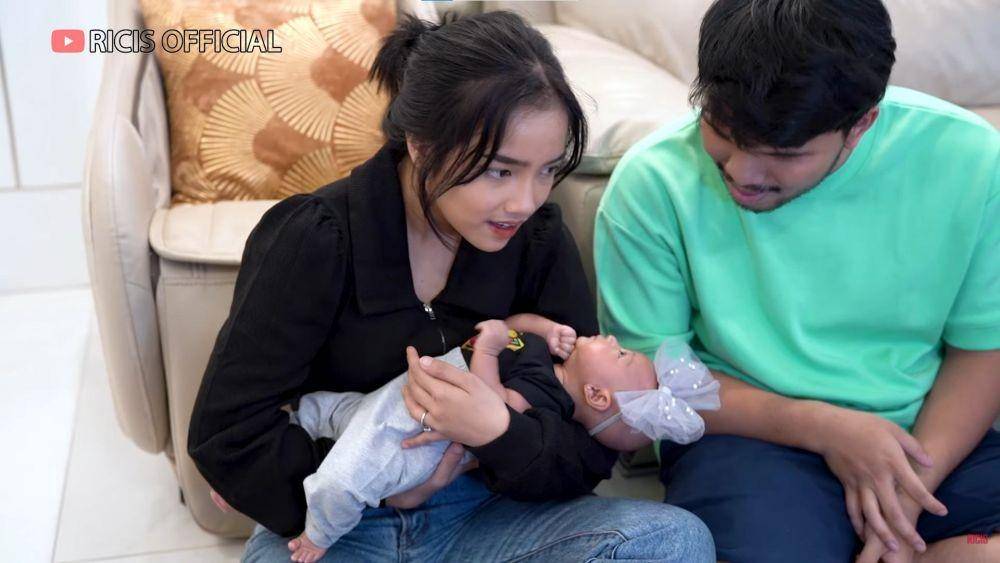 Fuji dan Thariq Halilintar asuh Moana (YouTube.com/Ricis Official/)