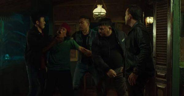 Bang Husen dipukuli geng debt collector ( Dok. Dee Company / Mumun )