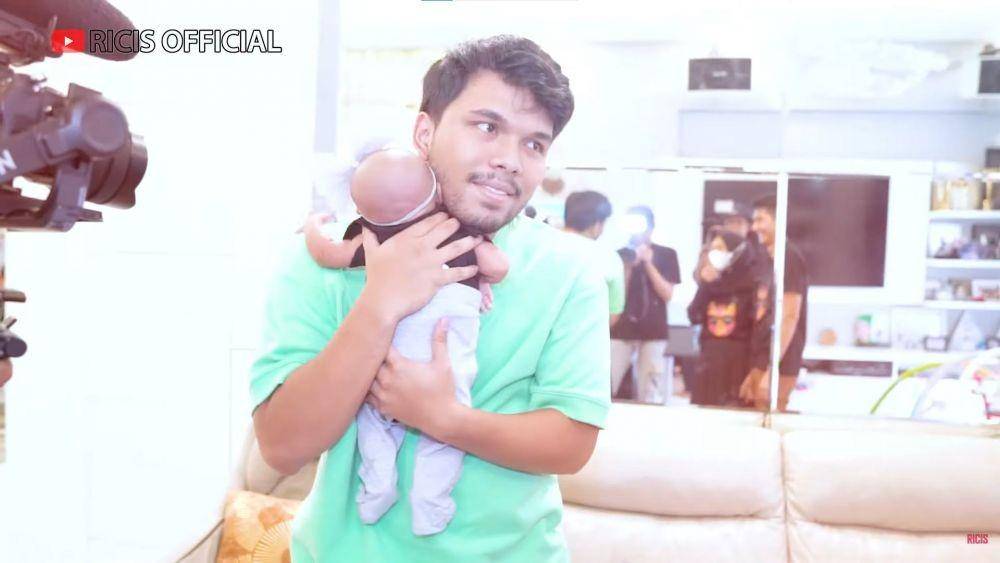 Fuji dan Thariq Halilintar asuh Moana (YouTube.com/Ricis Official/)