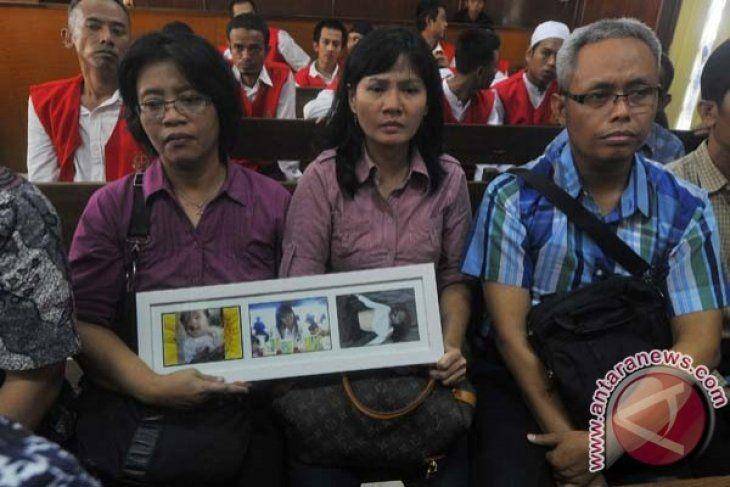 dokumentasi - Orangtua korban pembunuhan Ade Sara Angelina Suroto (19), Elisabeth (tengah) dan Suroto (kanan) memegang foto anaknya saat mengikuti persidangan kasus pembunuhan Ade Sara di Pengadilan Negeri Jakarta Pusat, Selasa (16/9). Mereka berharap kedua terdakwa dapat dihukum yang setimpal sesuai dengan perbuatan mereka. (ANTARA FOTO/OJT/Zabur Karuru)