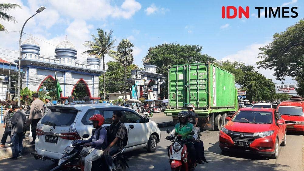 Arus lalulintas padat merayap akibat demo mahasiswa HMI di Jl Sultan Alauddin, Kota Makassar, Sulsel, Jumat (2/9/2022). (Dahrul Amri/IDN Times Sulsel)