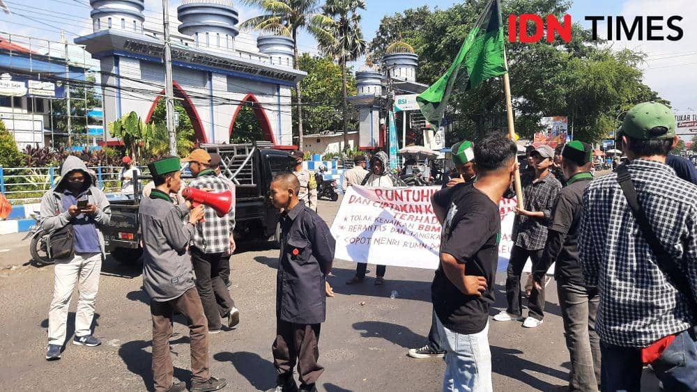 Aktivis HMI Makassar gelar aksi tolak kenaikan harga BBM didepan kampus Unismuh Makassar, Jumat (2/9/2022). (Dahrul Amri/IDN Times Sulsel)