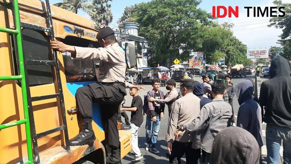 Demo di Makassar Tolak Harga BBM Naik , Mahasiswa-Polisi Saling Kejar