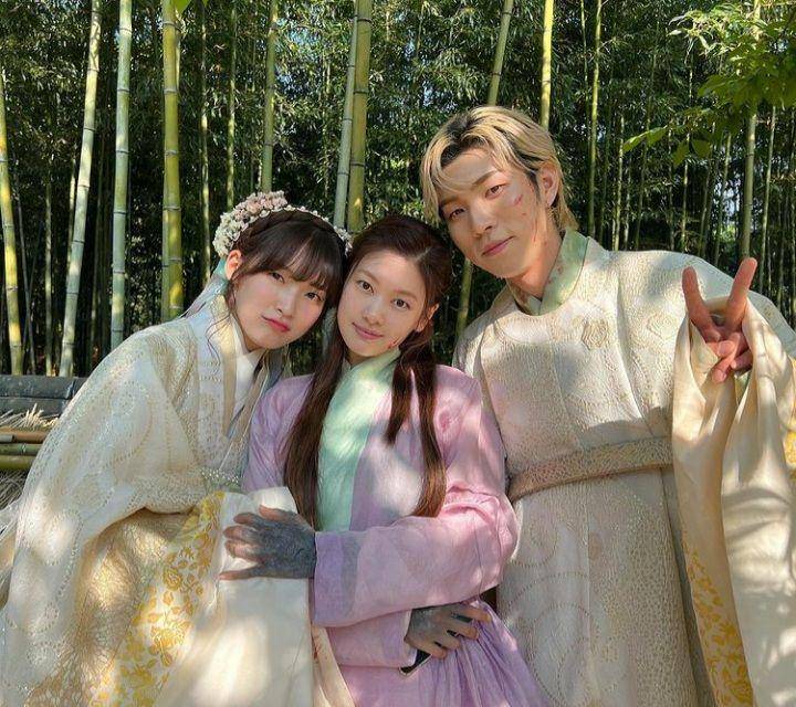 Arin, Jung So Min, dan Yoo In Soo di balik layar Alchemy of Souls (instagram.com/k.a_innsoo)