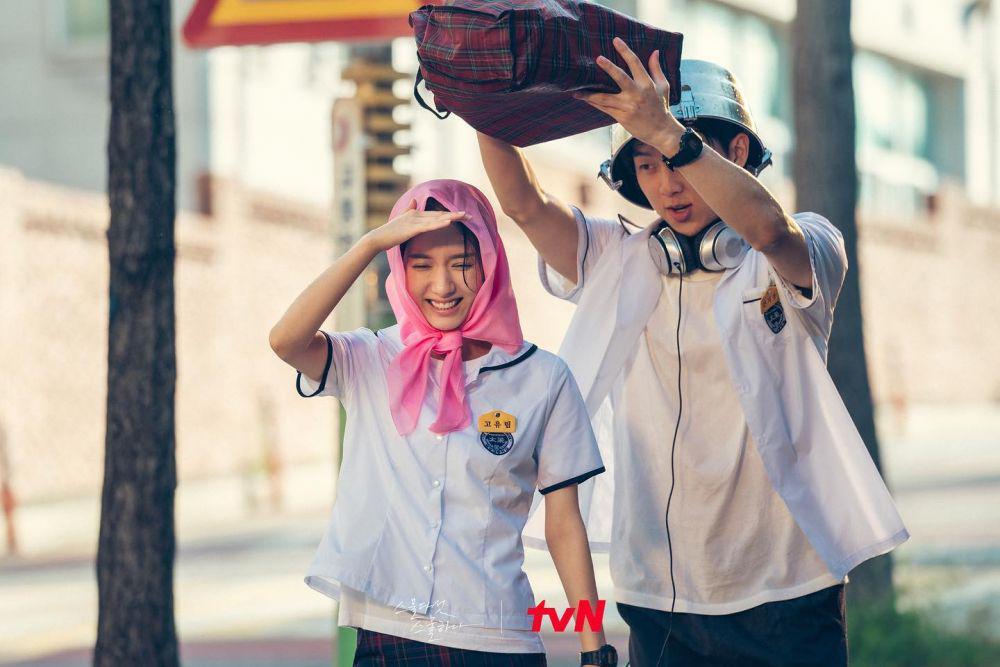 5 Adegan Romantis ala Drakor saat Berada di Bawah Guyuran Hujan