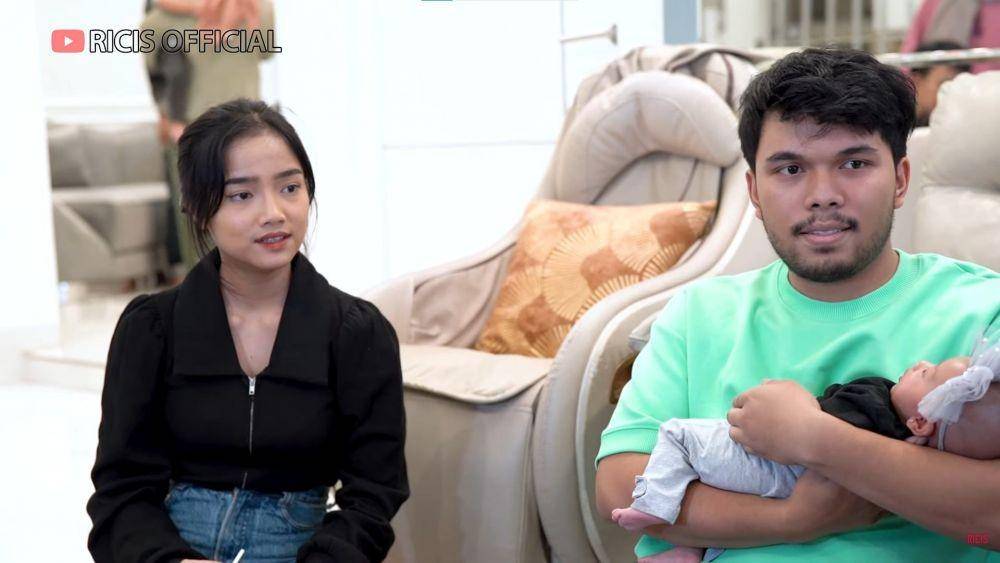 Fuji dan Thariq Halilintar asuh Moana (YouTube.com/Ricis Official/)