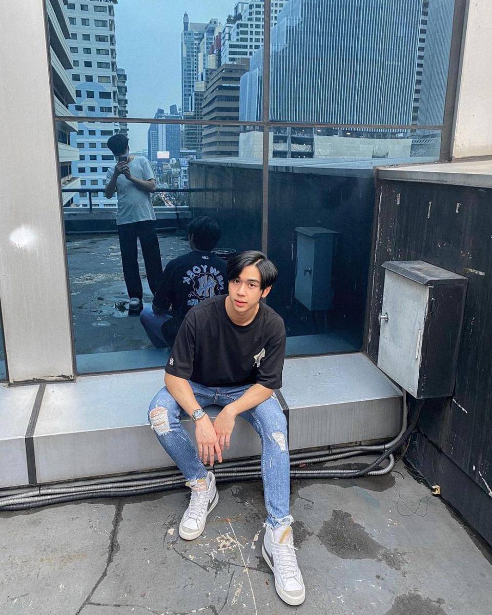 inspirasi outfit ala Louis Thanawin (instagram.com/louis_thanawin)