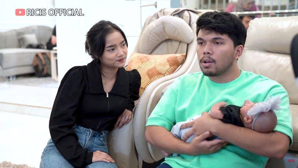 Fuji dan Thariq Halilintar asuh Moana (YouTube.com/Ricis Official/)