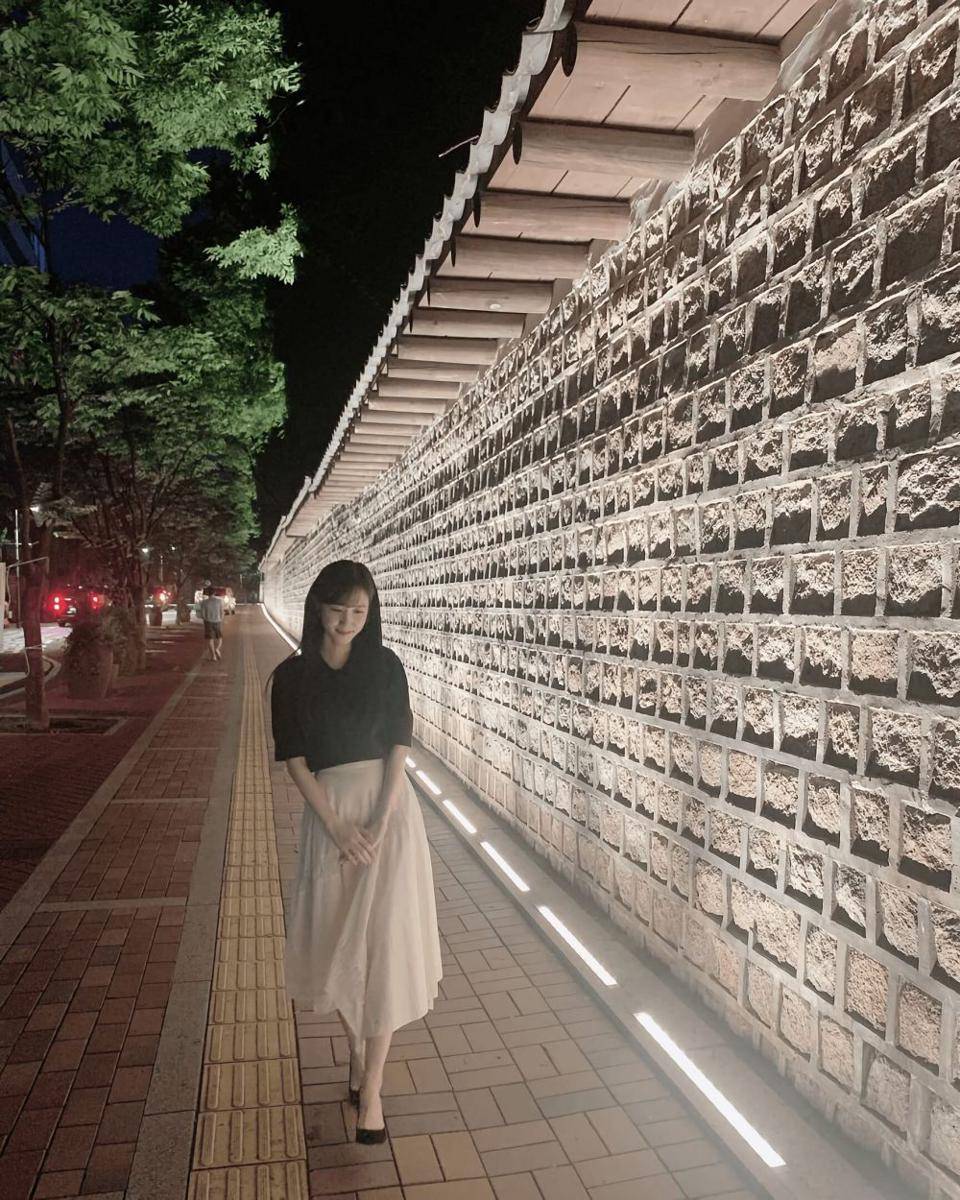 OOTD blouse dan midi skirt ala Park Eun-Bin (instagram.com/eunbining0904)
