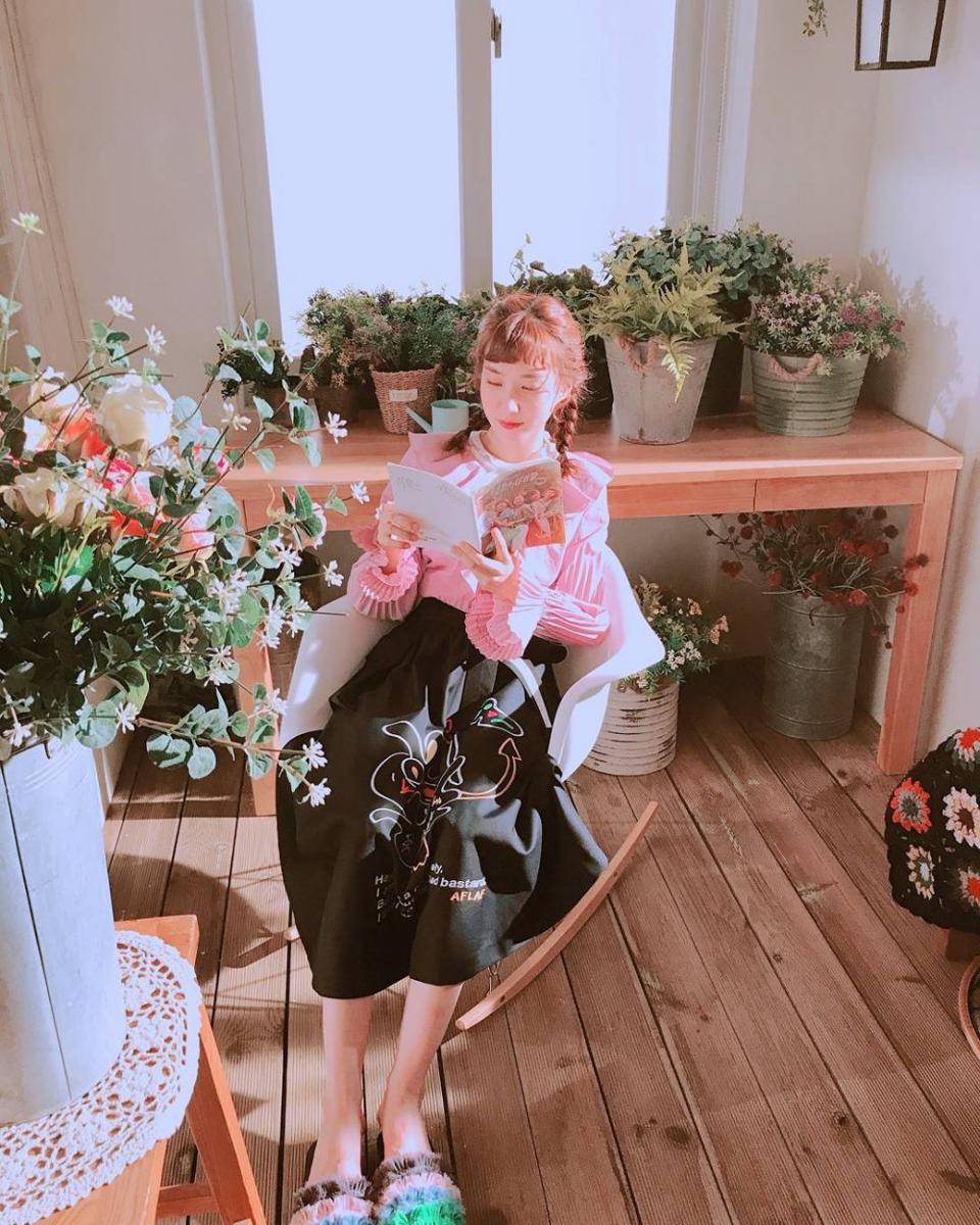 OOTD midi skirt printed dan stripe blouse ala Park Eun-Bin (instagram.com/eunbining0904)