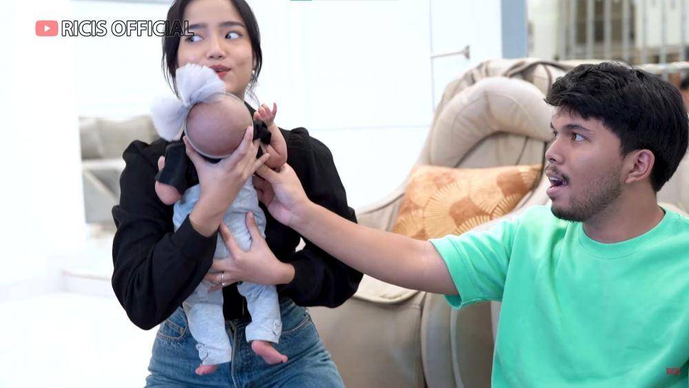 Fuji dan Thariq Halilintar asuh Moana (YouTube.com/Ricis Official/)