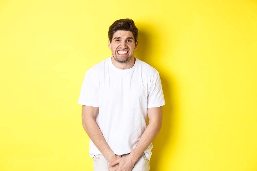 Seorang laki-laki mengalami herpes genital.