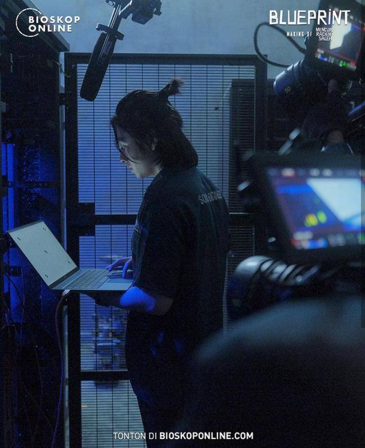 Angga Yunanda sedang sibuk dengan leptop. (instagram.com/mencuriradensalehfilm)