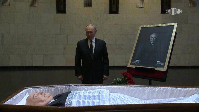 Vladimir Putin Meletakkan Bunga Mawar Merah di Samping Peti Mikhail Gorbachev (twitter/@Michael46937887)