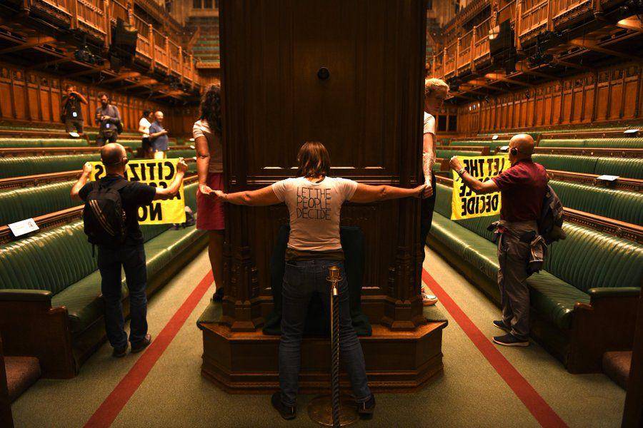 Aktivis Extinction Rebellion Inggris yang melakukan aksi unjuk rasa pada 2 September 2022 di ruangan Dewan Rakyat. (Twitter.com/Extinction Rebellion UK)