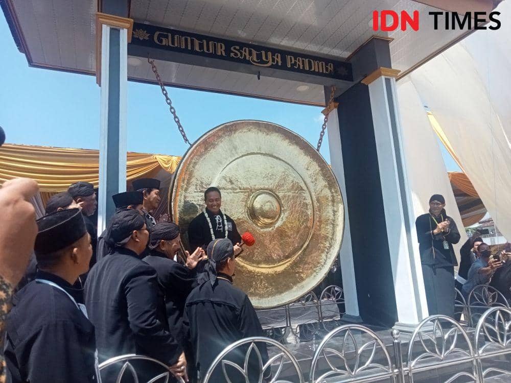 Panglima TNI Jenderal Andika Perkasa usai memukul gong raksasa sebagai tanda diresmikannya Graha Krida Budaya PSHT Pusat Madiun,Jumat (2/9/2022). IDN Times/Nofika Dian Nugroho